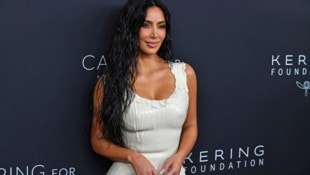 Kim Kardashian zeigte sich in einem Aufsehen erregenden Kleid. (Bild: APA Pool/Andrea RENAULT / AFP)