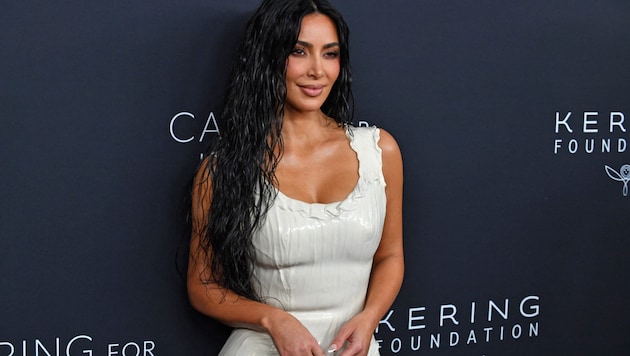 Kim Kardashian zeigte sich in einem Aufsehen erregenden Kleid. (Bild: APA Pool/Andrea RENAULT / AFP)