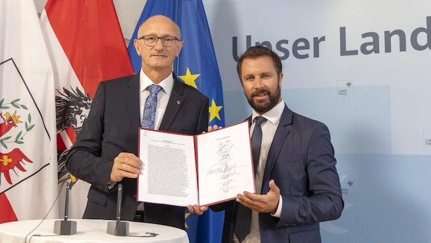 Mattle and Dornauer with the "Tyrol Declaration". (Bild: Land Tirol)