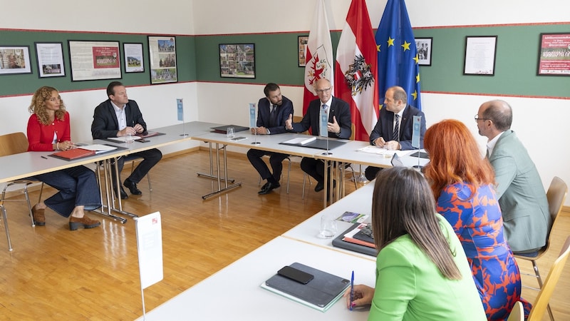 Die Tiroler Landesregierung tagte im Rahmen der Regierungsklausur im Ganghofermuseum in der Leutasch. (Bild: Land Tirol)