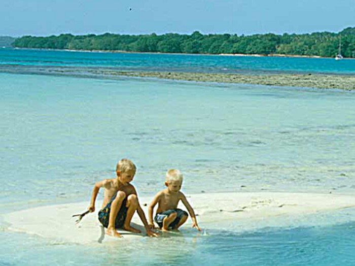 Als Kinder auf einer Sandbank im Pazifik.