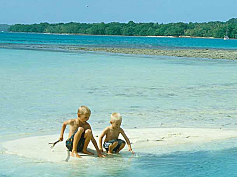 Als Kinder auf einer Sandbank im Pazifik. (Bild: privat)