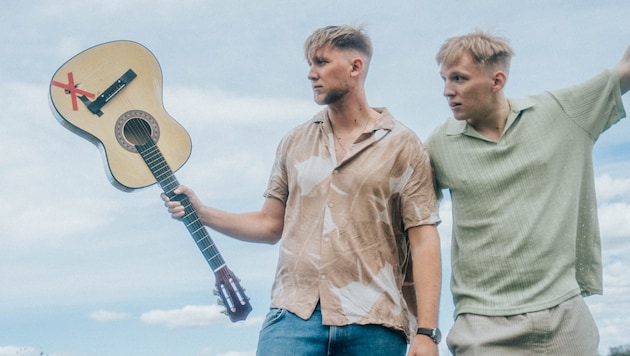 Nico Greiter (left) is studying psychology, his brother Laurin philosophy. Their goal is to be able to make a living from music. (Bild: Mathias Hawk)