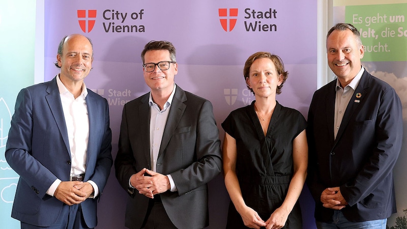 NEOS climate spokesperson Stefan Gara, Climate City Councillor Jürgen Czernohorszky, Climate Council Chairwoman Dragana Damjanovic and Andreas Januskovecz, Vienna's Head of Climate Affairs. (Bild: Stadt Wien/Martin Votava)