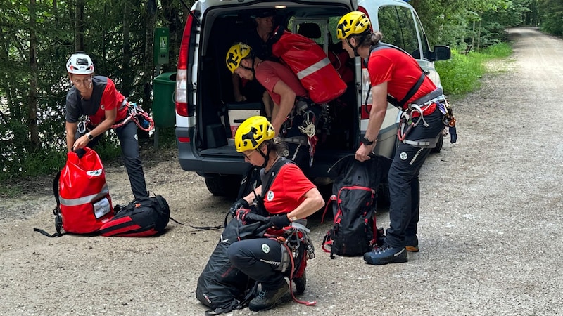 When the mountain rescuers rescue people from alpine emergencies, they do so with equipment that they have largely paid for themselves. (Bild: ZOOM Tirol)