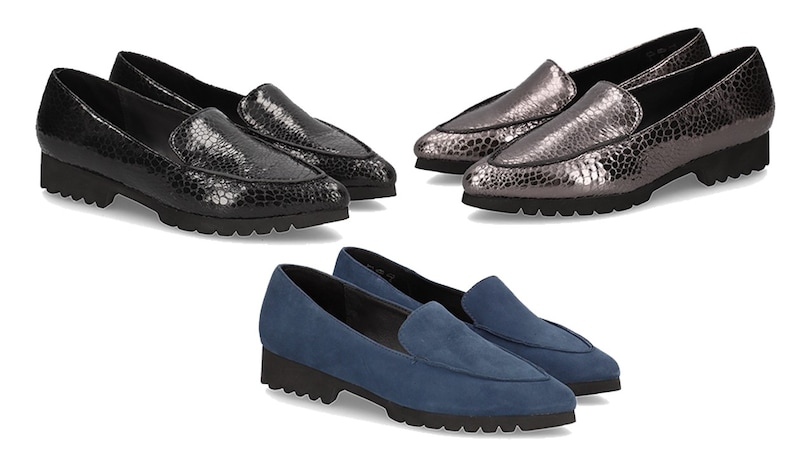 Modern loafers with a metallic embossed look and logo prints. (Bild: Humanic)