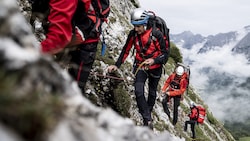 Bestens ausgerüstet sind Tirols Bergretter. Was wenige wissen: Die Ausrüstung müssen die Einsatzkräfte größtenteils selbst finanzieren. (Bild: Österreichischer Bergrettungsdienst Land Tirol)