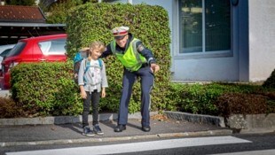 Sicherheit wird nicht nur zu Schulbeginn groß geschrieben: Die Polizei unterstützt und macht auf mögliche Gefahren am Schulweg aufmerksam. (Bild: Polizei)