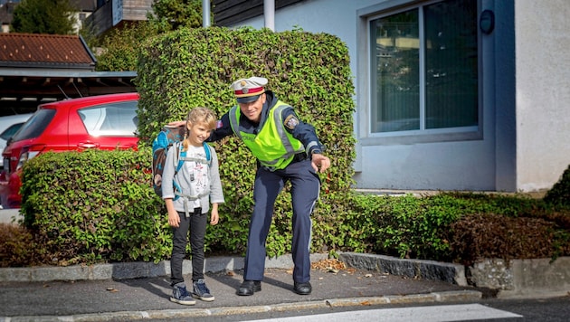 Safety is not only a top priority at the start of the school year: The police provide support and draw attention to potential dangers on the way to school. (Bild: Polizei)