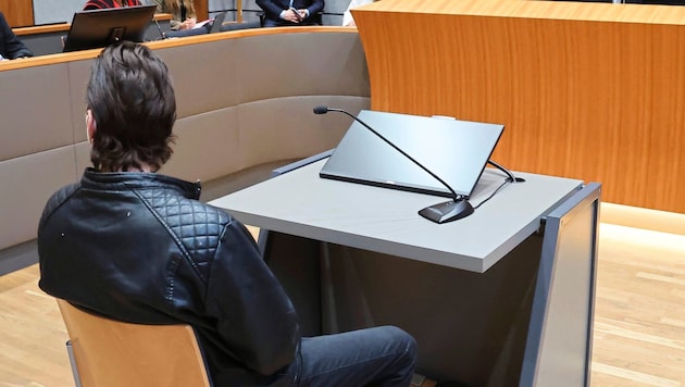 The defendant took his seat in the jury courtroom. (Bild: Christof Birbaumer)