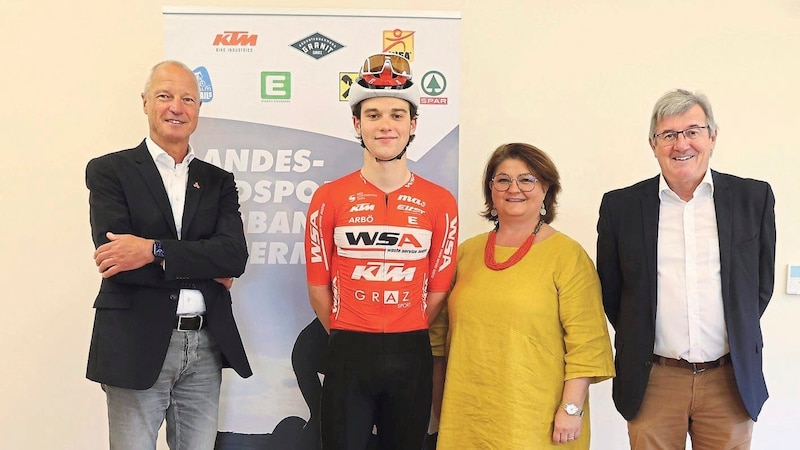 LRV President Gerald Pototschnig, WSA rider Jakob Sertic, Mayor Doris Dirnberger and organizer Richard Stering (from left) are eagerly awaiting the grand finale. (Bild: GEPA/GEPA pictures)