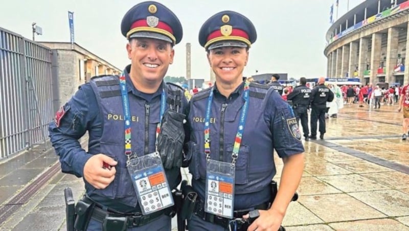 Katrin Horn with her Klagenfurt colleague Maximilian Grießer on European Championship duty in Germany. Where the policewoman made important contacts for the Champions League. (Bild: zVg)