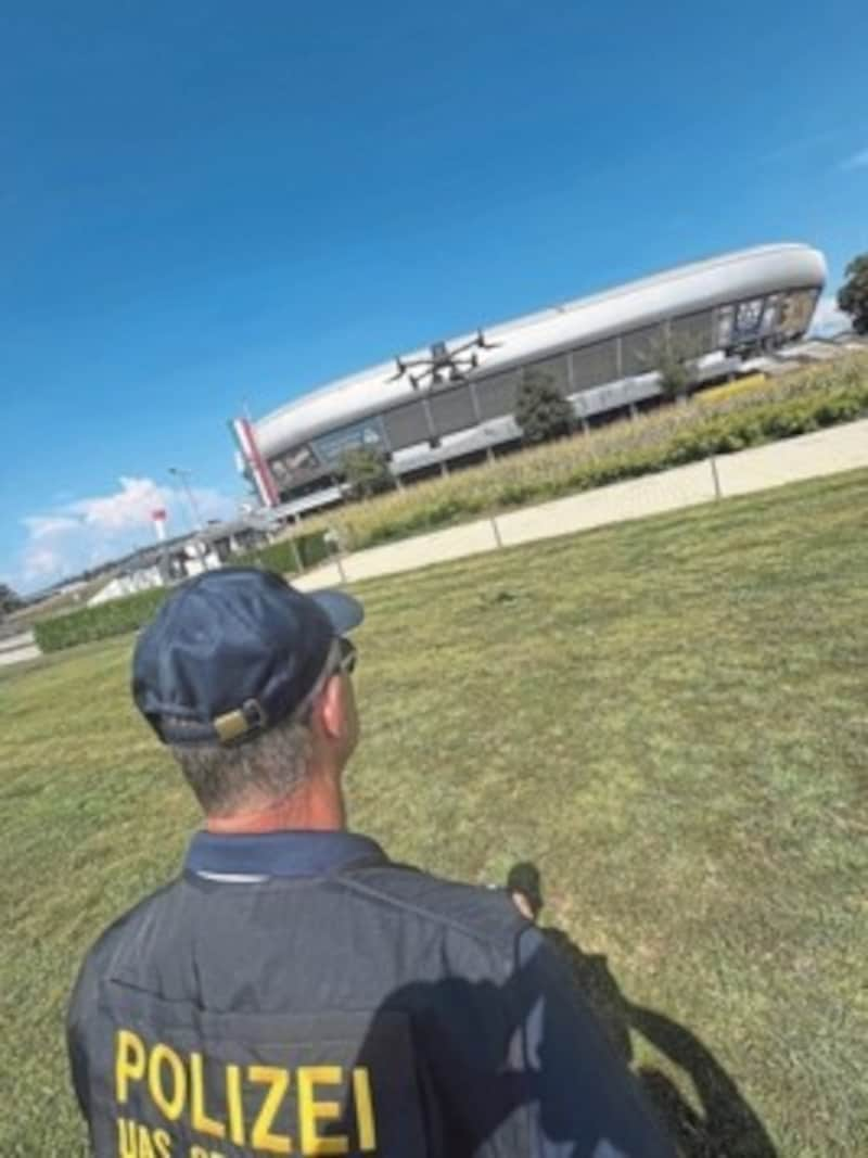 In addition to hundreds of officers from Carinthia and colleagues requested from other federal states, the police drones will also take off around the stadium. (Bild: Klaus Loibnegger)