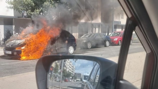 Szenen wie aus einem Film: Der brennende Pkw bot ein schockierendes Bild.  (Bild: Leserreporter)