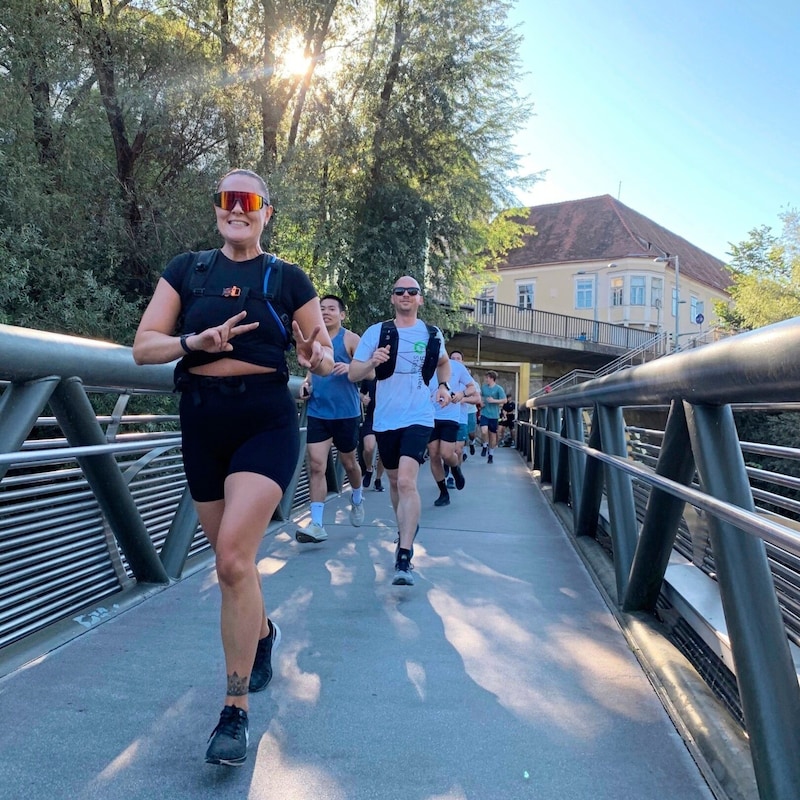 The diverse group runs along the Mura at a leisurely pace. (Bild: Emanuel Popa)