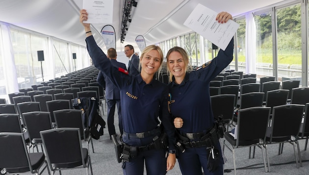 Sarah und Nina haben die Ausbildung mit Auszeichnung abgeschlossen. Die Schulbank ist Vergangenheit, jetzt wartet die Streife. (Bild: Tschepp Markus)