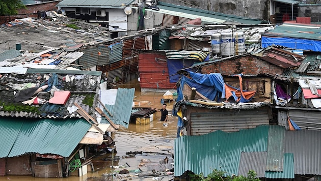 Laut Katastrophenschutz wurden 46.000 Häuser in Nordvietnam zerstört, die Dächer zahlreicher Geschäfte, Wohnhäuser und Schulen weggeweht. (Bild: AFP)