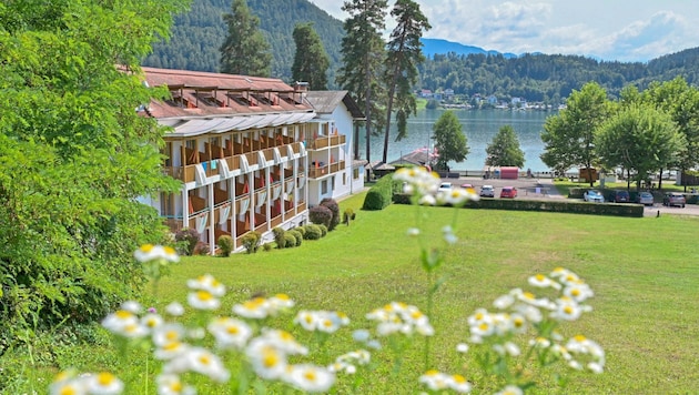 The terrace hotel offers a direct view of Lake Klopein and has 50 rooms. (Bild: Evelyn Hronek)