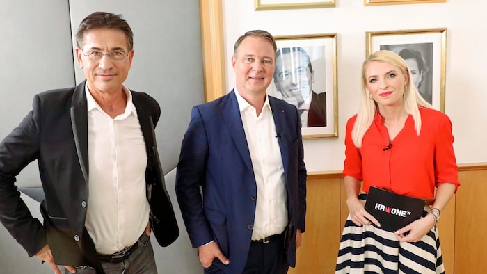Moderatoren-Duo Gerhard Koller und Jana Pasching mit SPÖ-Chef Andreas Babler