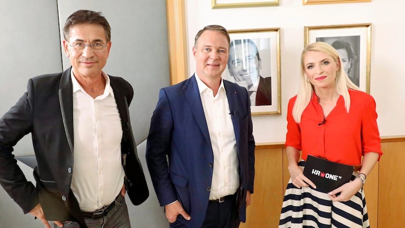 Moderator duo Gerhard Koller and Jana Pasching with SPÖ leader Andreas Babler (Bild: Jöchl Martin)