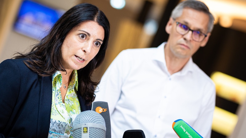 Daniela Cavallo, Gesamt- und Konzernbetriebsratsvorsitzende der Volkswagen AG, und Thorsten Gröger, Bezirksleiter der IG Metall in Niedersachsen und Sachsen-Anhalt (Bild: APA Pool/APA/dpa/Moritz Frankenberg)