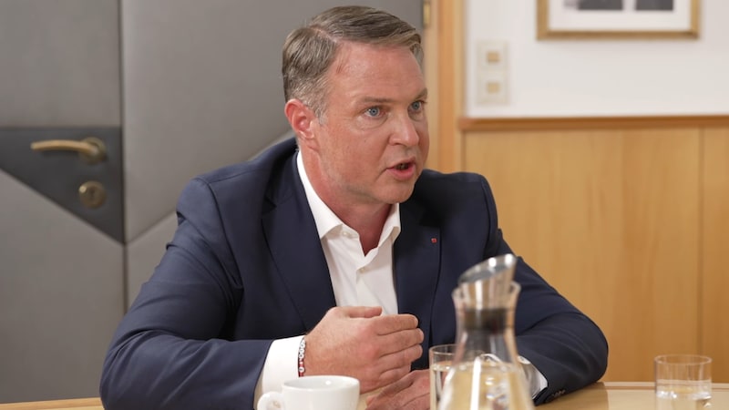 SPÖ leader Andreas Babler wrote a personal letter to pensioners. (Bild: krone.tv)