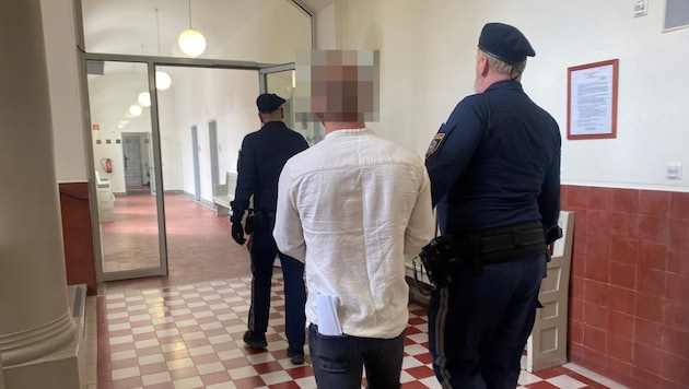 The Kosovar was allowed to leave the court building as a free man. (Bild: Chantal Dorn, Krone KREATIV)