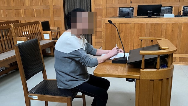 Gegen Unsummen bot die 57-Jährige ihren Opfern verschiedene Rituale an. Im Landesgericht Feldkirch wird sie dafür nun zu vier Jahren Haft verurteilt. (Bild: Krone KREATIV)