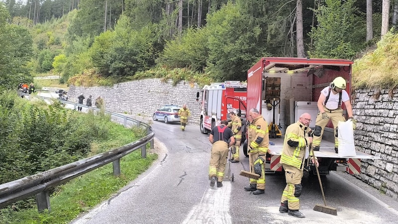 Die Einsatzkräfte hatten am Dienstag alle Hände voll zu tun, auf der L711 musste ein Ölfilm gebunden werden. (Bild: FF Schladming)