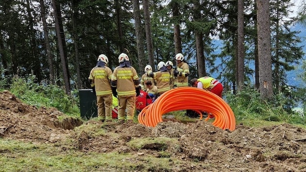 Feuerwehr und Rotes Kreuz kümmerten sich um den Verletzten (Bild: Tröster Andreas/FF St. Michael)