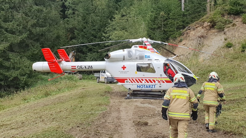 The Red Cross took the injured man to hospital (Bild: Tröster Andreas/FF St. Michael)