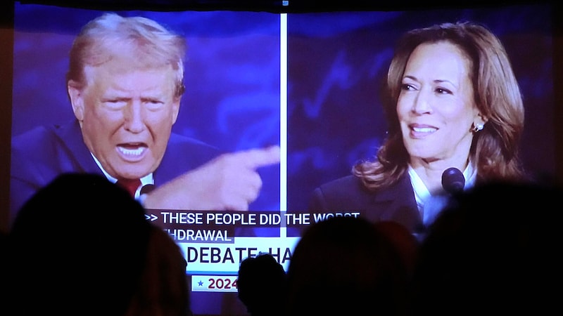 Donald Trump und Kamala Harris während ihres TV-Duells (Bild: APA/AP)