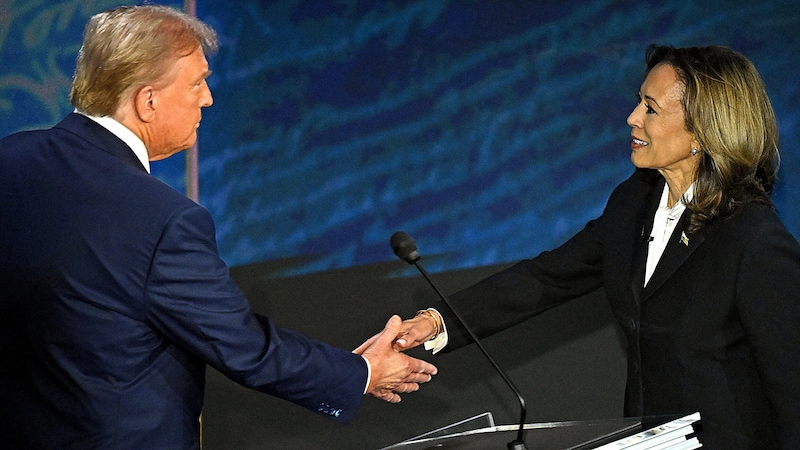 Handshake vor dem ersten Duell der beiden Präsidentschaftskandidaten (Bild: APA/AFP/SAUL LOEB)