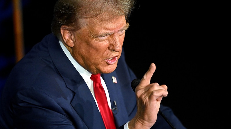 Donald Trump war der große Sieger nach der ersten TV-Debatte. Wenig später zog sich Präsident Joe Biden aus dem Rennen zurück und übergab an Kamala Harris. (Bild: APA/AFP/SAUL LOEB)