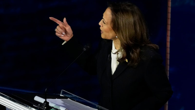 Kamala Harris schlug sich laut Beobachtern gar nicht so schlecht. Inhaltlich bot sie aber nicht allzu viel. (Bild: APA/AP)