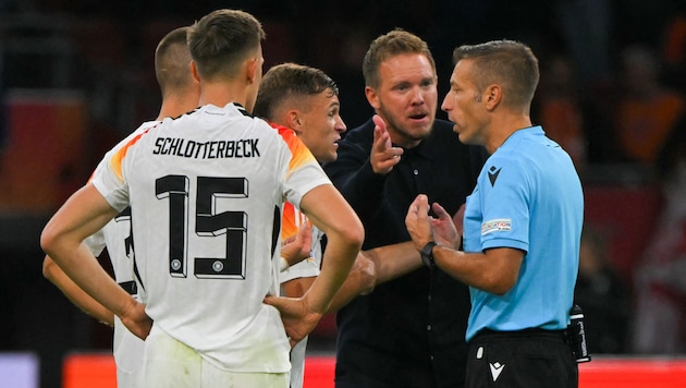 Julian Nagelsmann beschwerte sich nach Schlusspfiff bei den Unparteiischen. (Bild: AFP/APA/NICOLAS TUCAT)