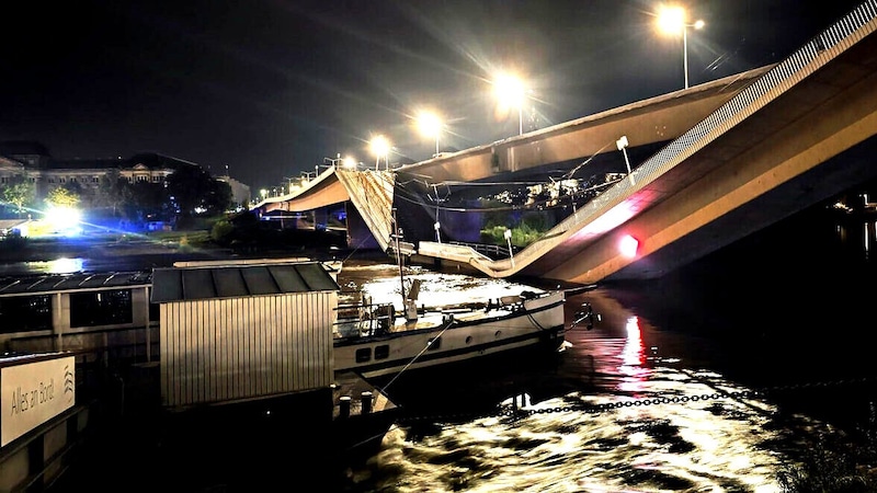 Der Einsturz betrifft den Fußgänger- und Radweg sowie die Straßenbahngleise der Brücke. (Bild: Feuerwehr Dresden)