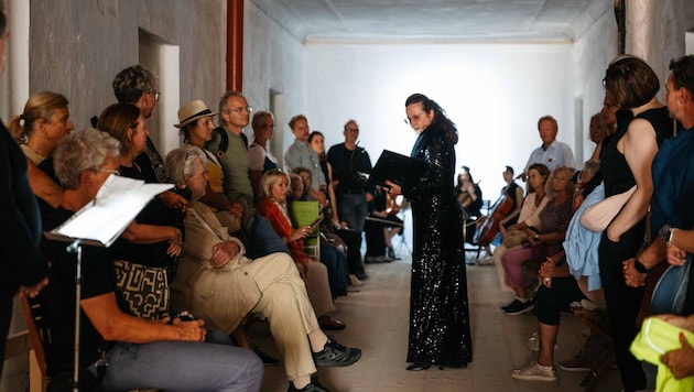 Mit dem Publikum auf Tuchfühlung: Sängerin Christa Ratzenböck in Hallstatt. (Bild: Solane van Weele)