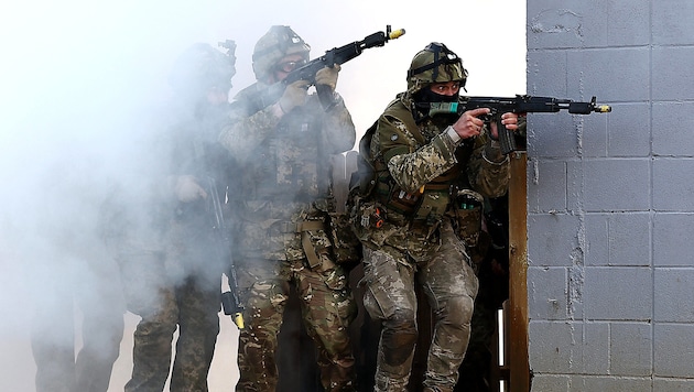 Ukrainian soldiers on a British training ground (Bild: APA/AFP/HENRY NICHOLLS)