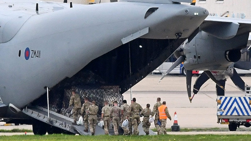 Britische Soldaten müssen teilweise ins Ausland ausweichen, um notwendige Ausbildungen durchzulaufen. (Bild: APA/AFP/JUSTIN TALLIS)