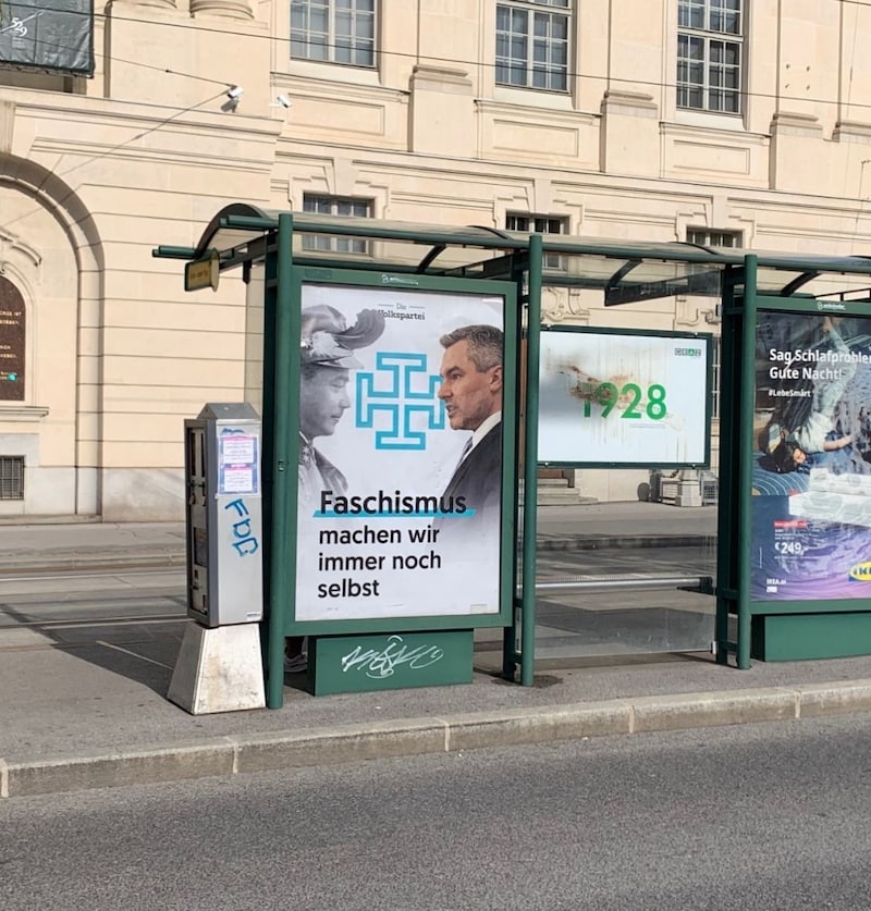 Dieses Plakat mit Nehammer und Dollfuß hängt vor der Grazer Oper. (Bild: privat)