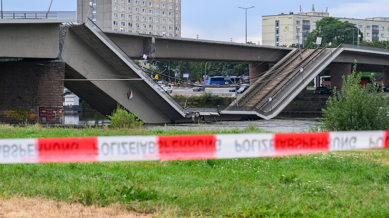 Die Carolabrücke über den Fluss Elbe ist auf einer Länge von 100 Metern eingestürzt. (Bild: APA Pool/dpa/Robert Michael)