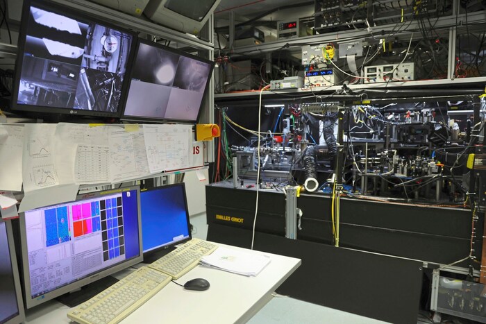 Auf den Bildschirmen sind die Ergebnisse zu sehen.