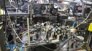 Einer der zahlreichen Laser in den Laboren am Institut.