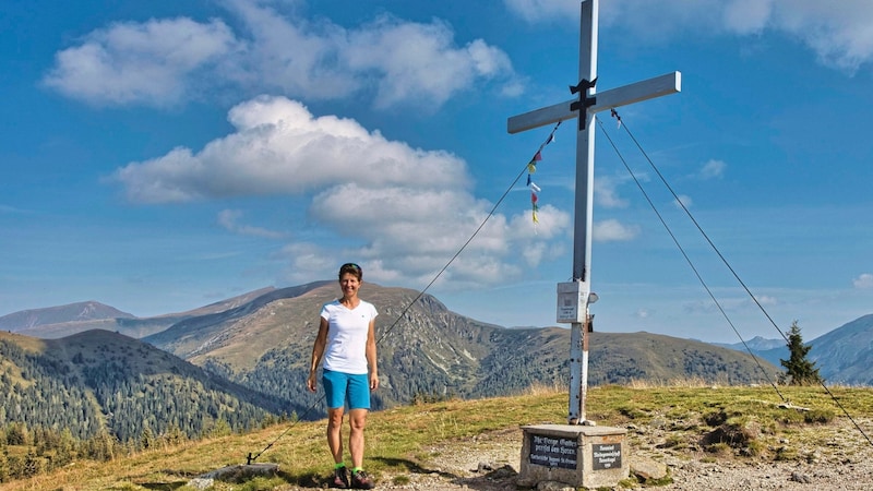 You've made it! Once you reach the summit cross, you are rewarded with a fantastic view. (Bild: Weges)