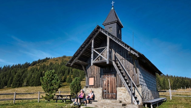 Auf 1817 Metern Höhe liegt die idyllische Almkapelle „Maria Loretto“, von der aus es noch 100 Höhenmeter bis zum Rosenkogel sind. (Bild: Weges)