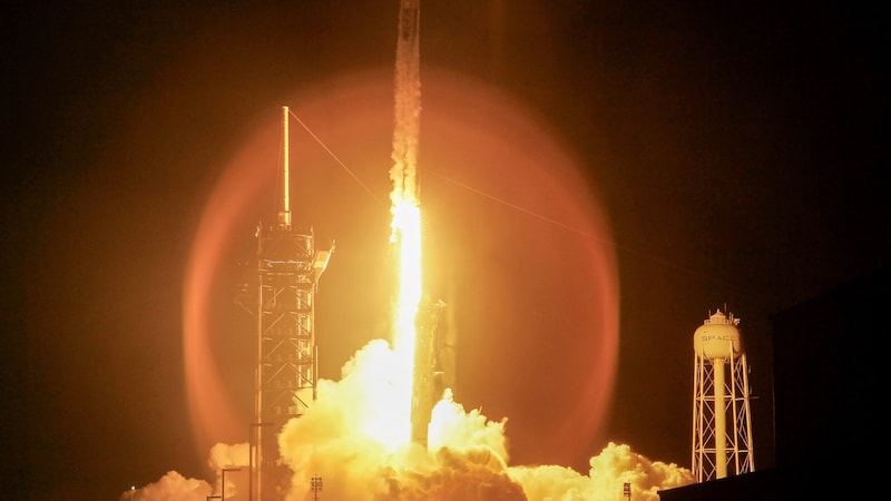 Die „Crew Dragon“-Kapsel der Mission „Polaris Dawn“ war Dienstagfrüh mit einer „Falcon-9“-Rakete vom Weltraumbahnhof Cape Canaveral (Florida) abgehoben. (Bild: APA Pool/AFP/Getty Images/Joe Raedle)