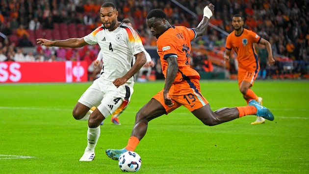 Jonathan Tah (l.) erwischte gegen die Niederlande nicht seinen besten Tag. (Bild: AFP/APA/NICOLAS TUCAT)