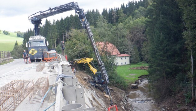 Die Straße wurde durch das Unwetter schwer beschädigt. (Bild: Land Steiermark)