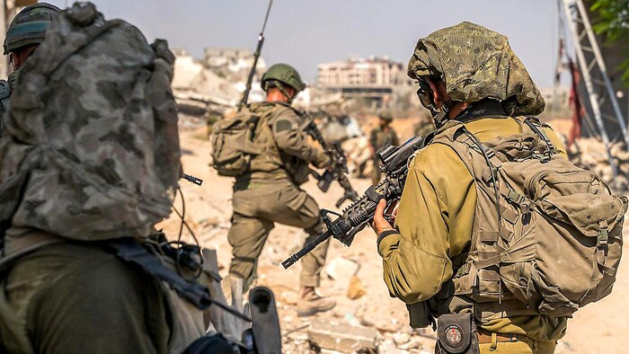 Israelische Truppen im Gazastreifen, wo sich der Hamas-Chef weiterhin versteckt halten soll.